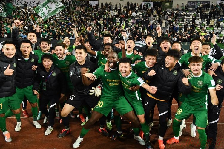 开云：足协杯决赛来了！三连冠or队史首冠？山东泰山与浙江队会师决赛